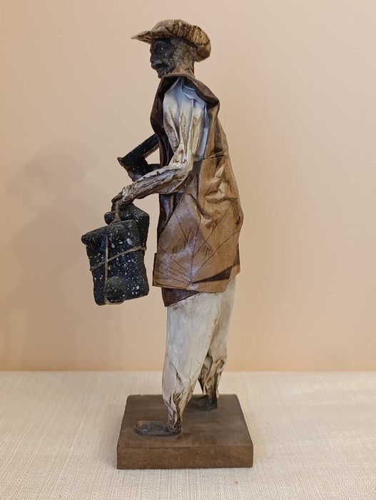 Figura de artesanato homem com tijolos - papel maché