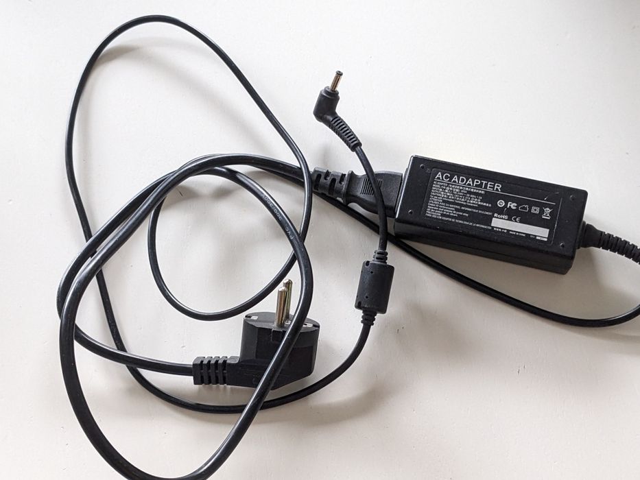 Zasilacz laptop AC Adapter model AF04  1.5 A 2.37 A wąski wtyk