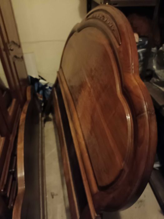 Móveis guarda vestidos, cama, cómoda e mesinhas de cabeceira.