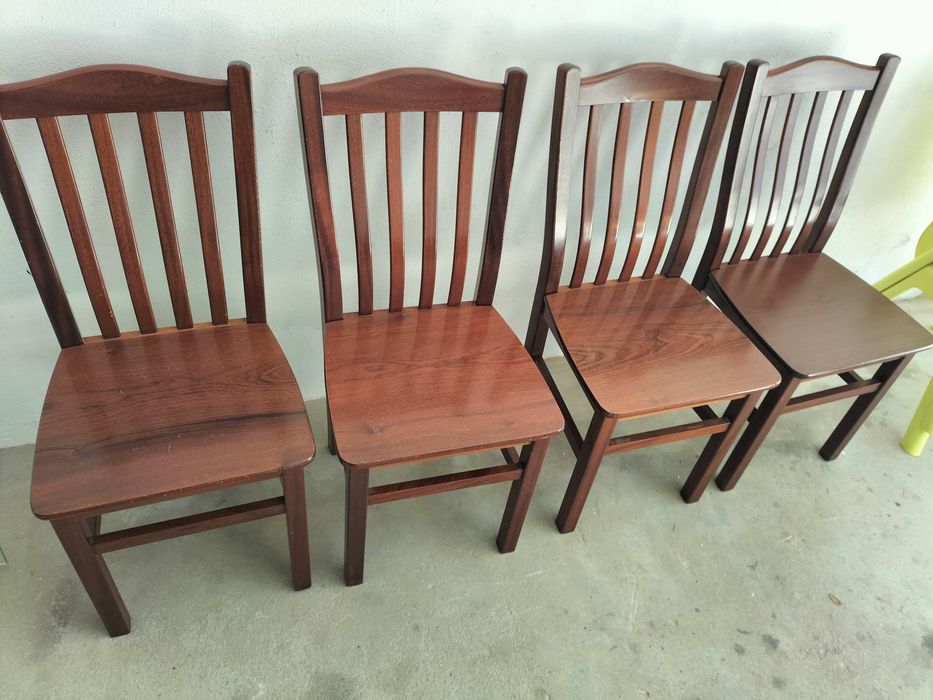 Cadeiras em madeira