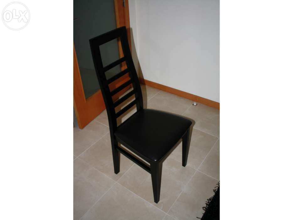 Mesa em vidro e cadeiras