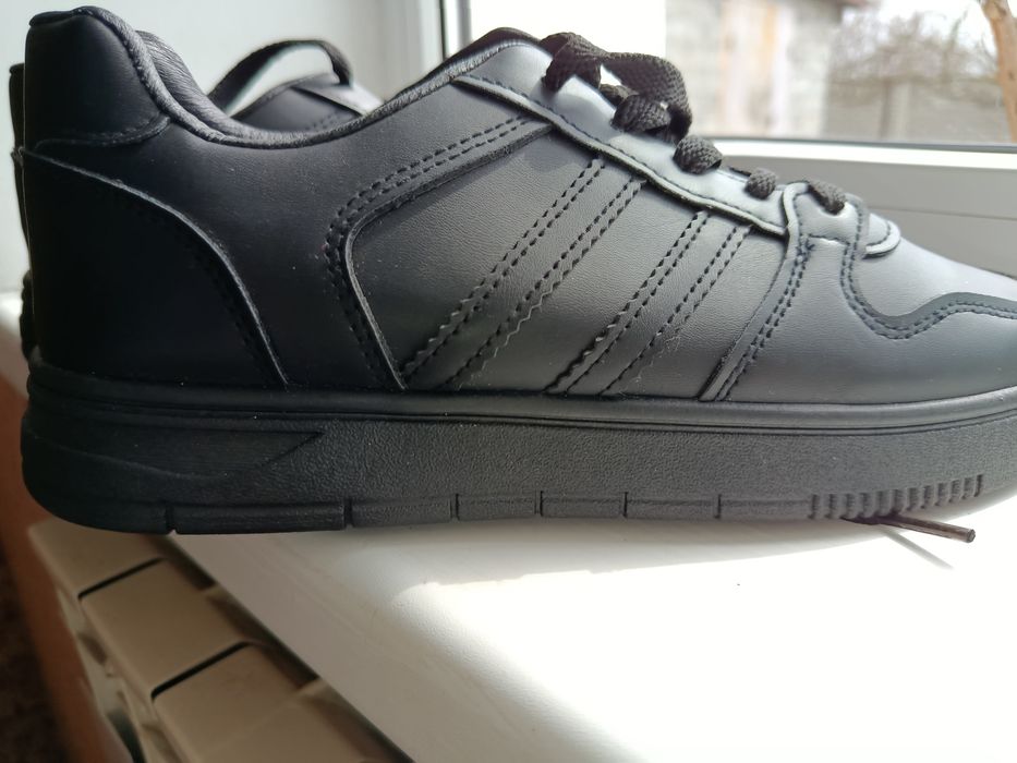 Жіночі кросівки.