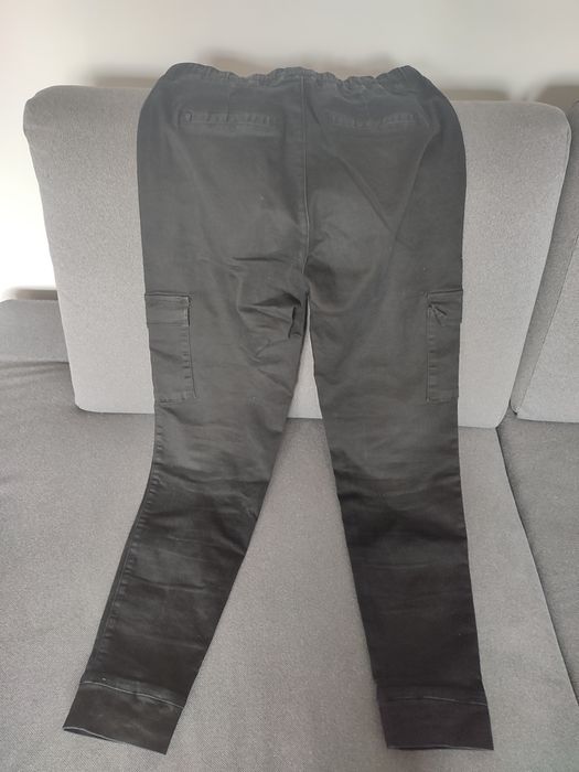 Czarne spodnie cargo 38