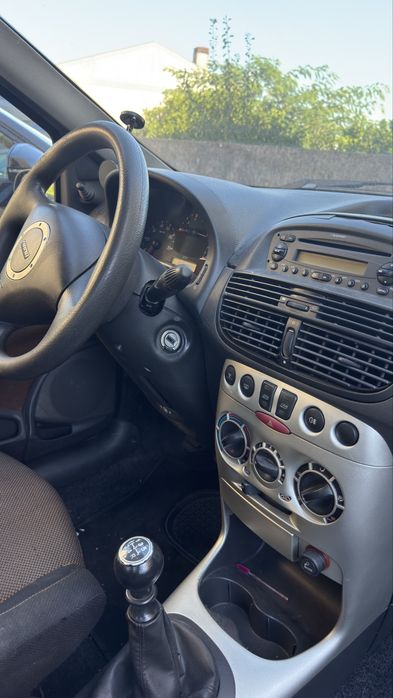 Fiat Punto 2003 - com algumas avarias