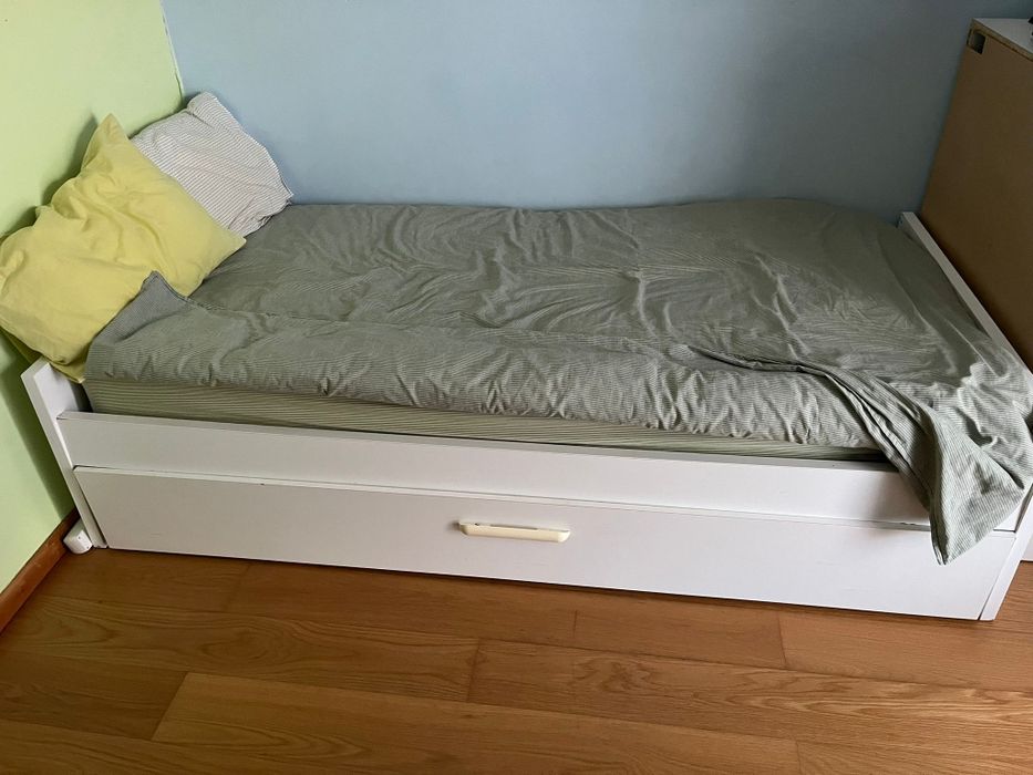 Cama  dupla Ikea com um colchão