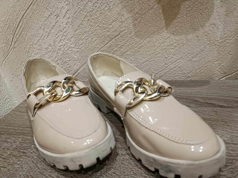 Buty damskie z łańcuchem