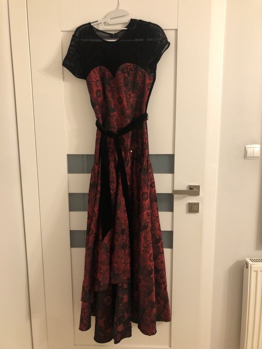 Żakardowa asymetryczna wieczorowa sukienka Nissa