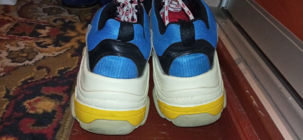 Кросівки жіночі.