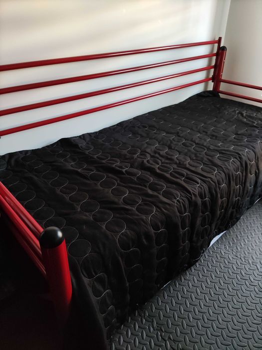 Sofá com cama em baixo