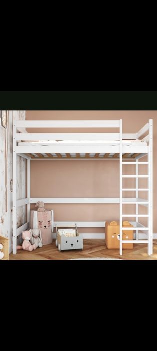 Łóżko piętrowe na antresoli.