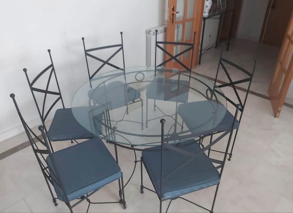 Mesa e cadeiras de ferro forjado