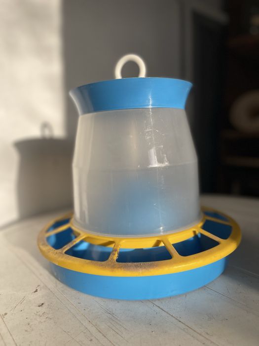 Кормушки та поїлки для тварин