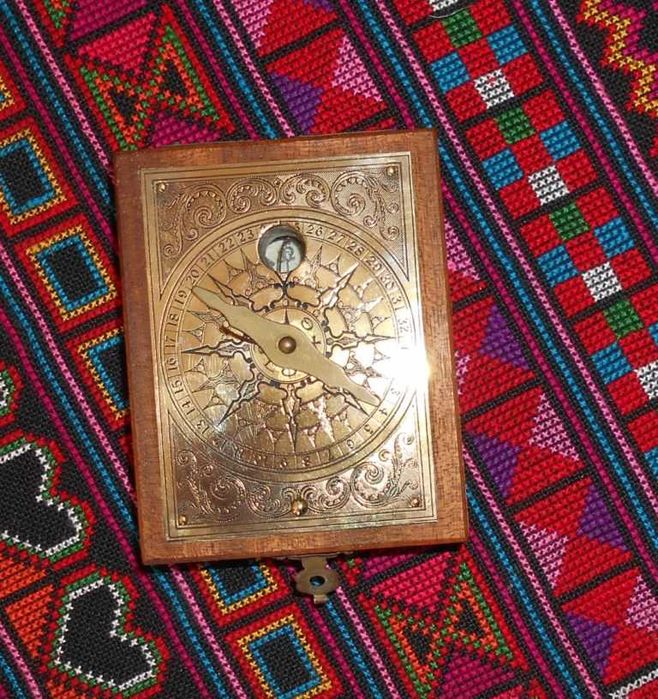 Caixa-bússola, em madeira, e chapa metálica com incrustações