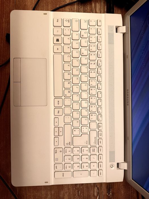 Zadbany biały laptop Samsung Ativ Book 2