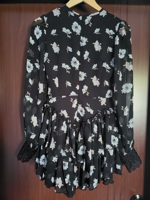 Ассиметричное шифоновое платье декорированное кружевом