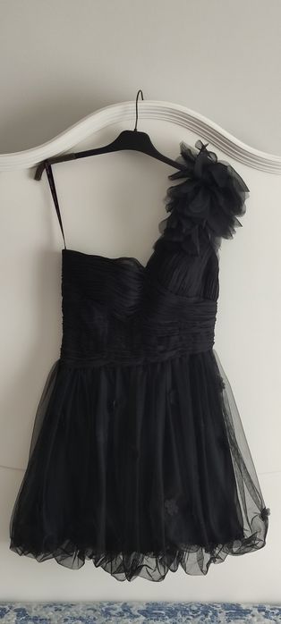 Vestido preto cerimónia c/ 1 alça e folhos