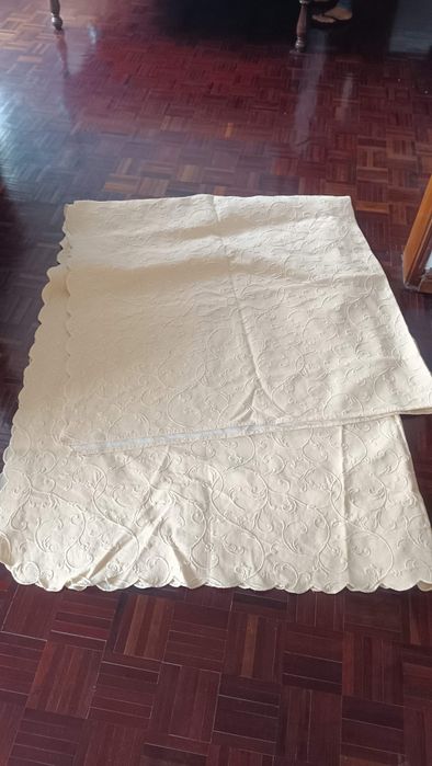 Colcha amarela cama casal pouco usada