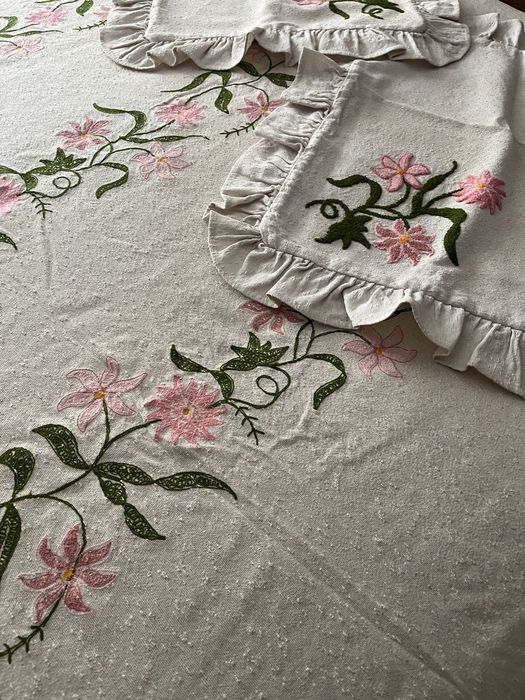 Colcha em linho, bodada em tons de rosa e verde, coma de casal ,
