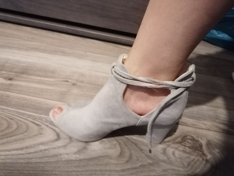 Szare buty na słupku