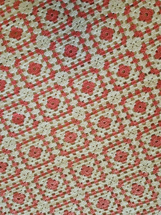 Colcha de crochê branca e rosa