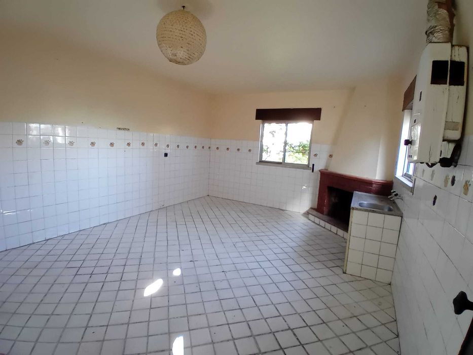 Moradias e terreno para venda - 843 m2 - Cruz da Légua - Porto de Mós