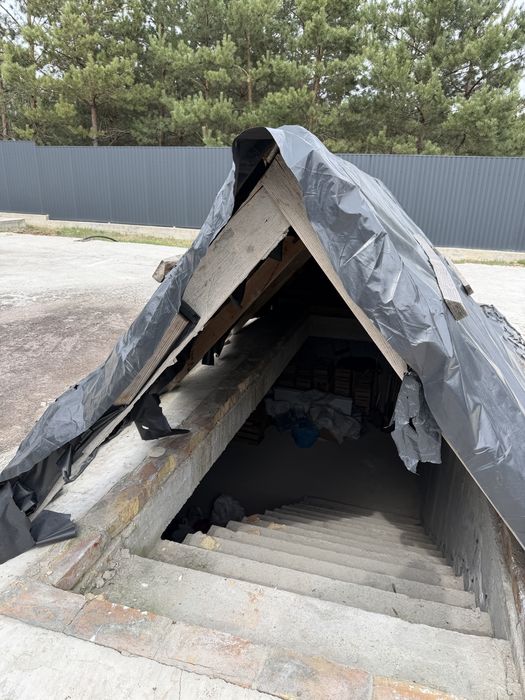 Продам будинок з ремонтом 100 м2 з фундаментом під основний дім 323 м2, ділянка 25 соток в сосновому лісі с. Бобриця. Без комісії!