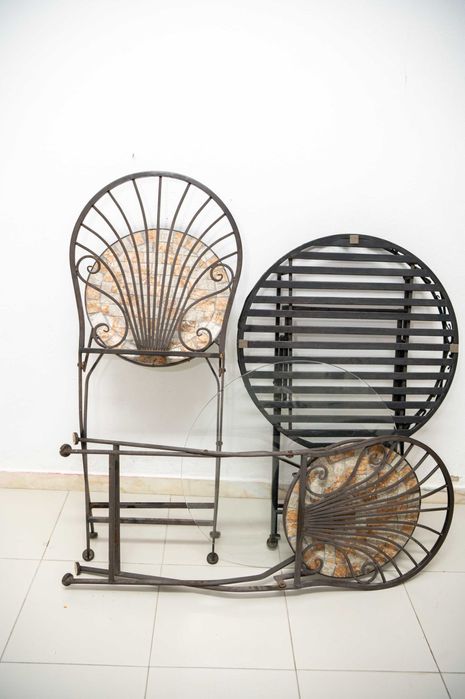 Mesa com cadeiras de Jardim