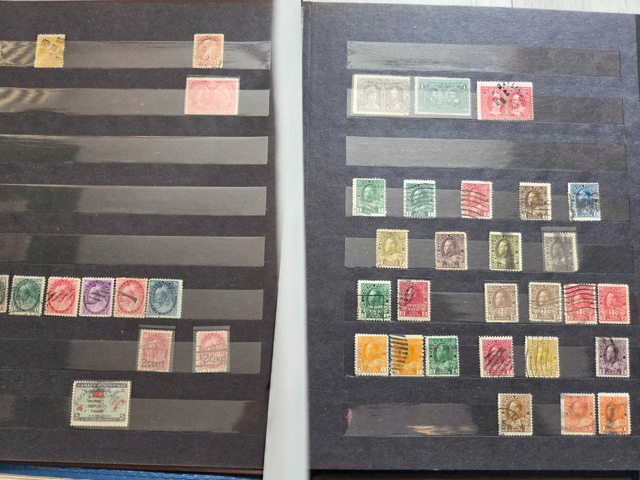 4 klasery ze znaczkami pocztowymi