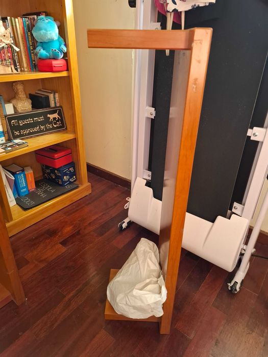 prateleiras de madeira