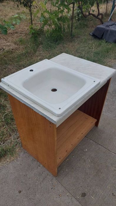 Стул. Скамейки. Стол. Мойка.