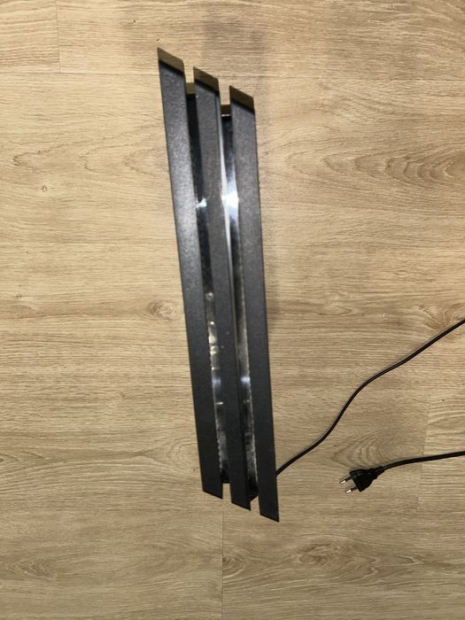 PlayStation 4 pro muito boa ainda vem com 1 comando e 4 jogos