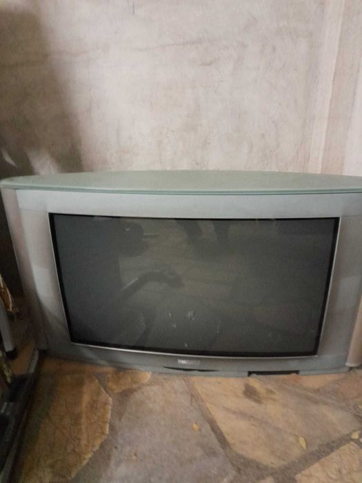 Televisão antiga para peças