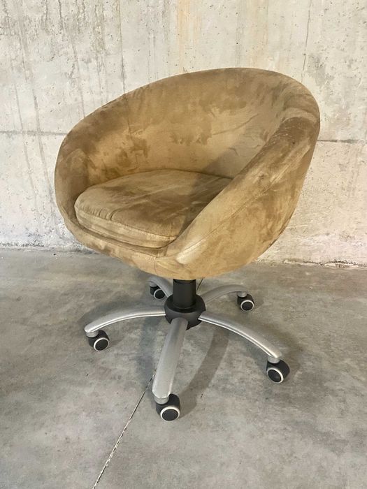 Cadeira estofo tipo veludo, com rodas