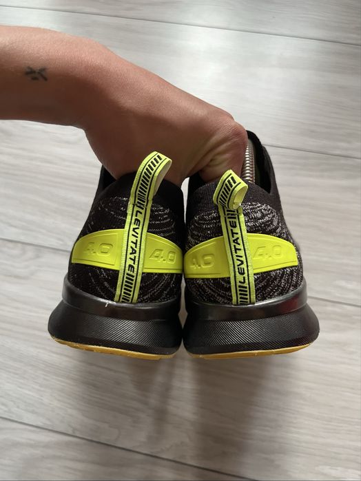 бігові кросівки Brooks Levitate 4