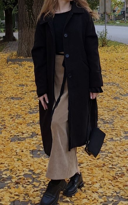 Чорне шерстяне пальто