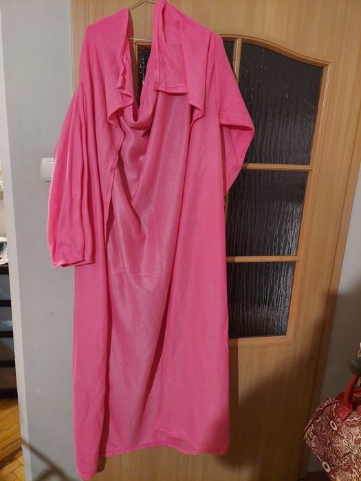 Mało używany cienki kocyk z rękawami

Długość: 155 cm