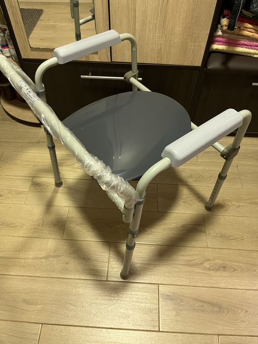 Крісло туалет-санітарне, для людей з інвалідністю, або похилого віку