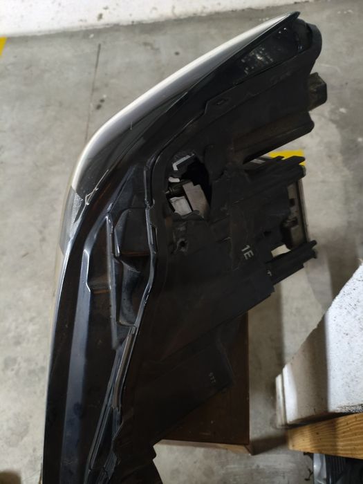 Farol LED  direito com apoios partidos Mazda 3 skyative