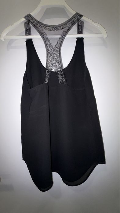 Camisola preta com alças rendadas