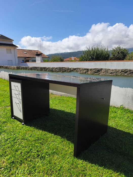 Secretária com tampo em vidro + móvel de apoio com gavetas