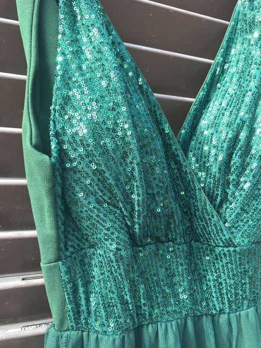 Vestido brilhante com transparência