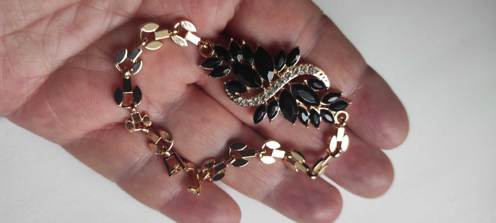 Śliczna bransoletka złocona z czarnymi kamieniami