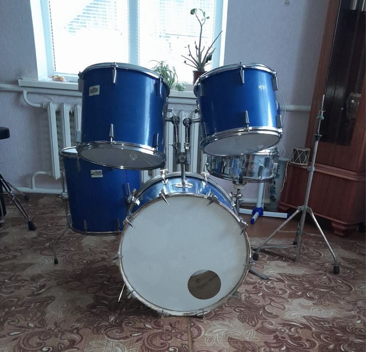 Продам антикварную ударную установку