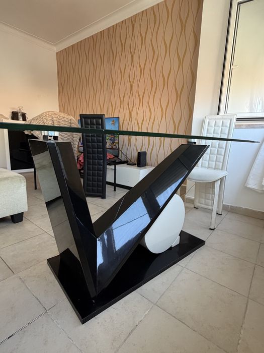 Vendo mesa de jantar .Em muito bom estado.Transporte a cargo do comprador.