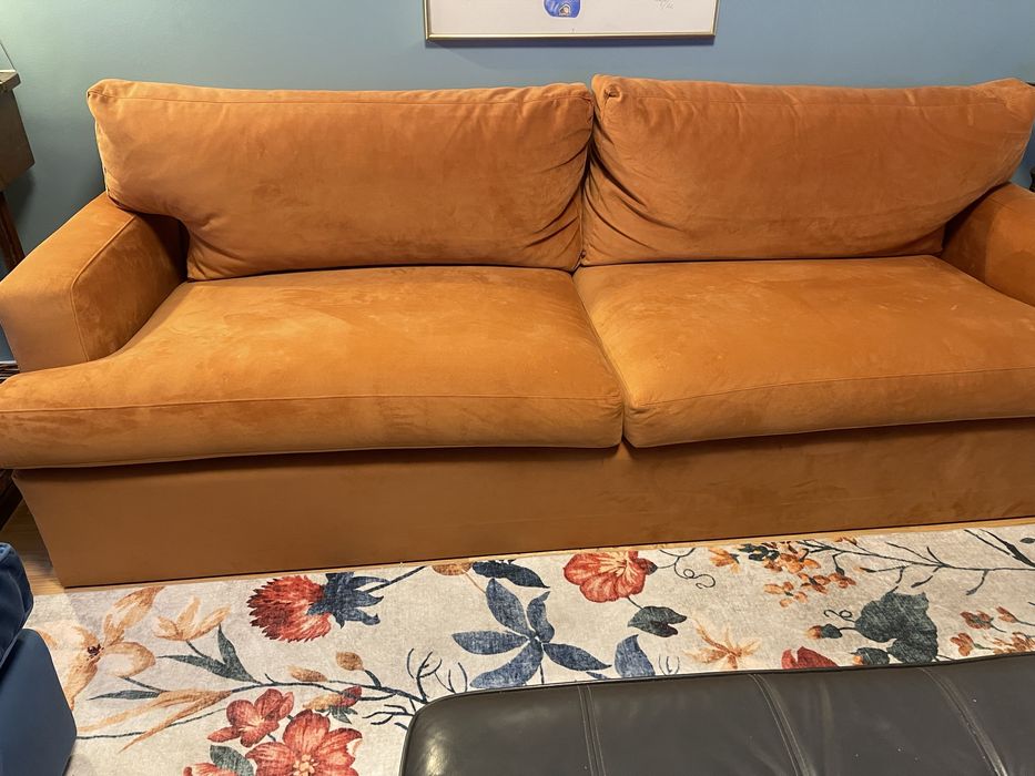 Sofa de 3 lugares em tom  “ferrugem claro”