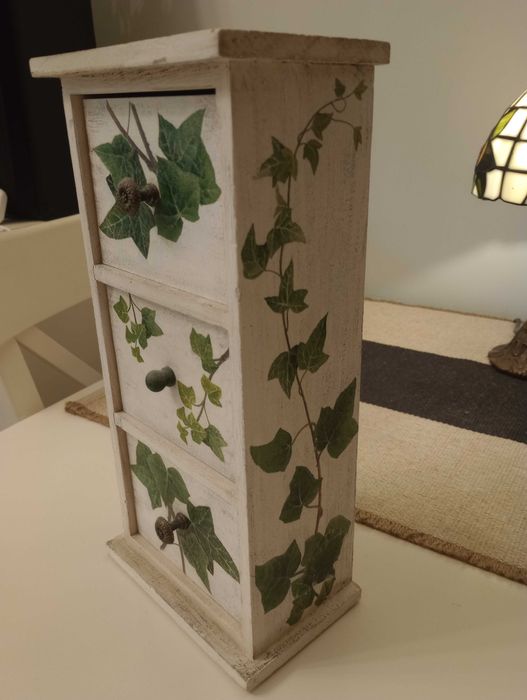 Mini komódka z szufladkami na biżuterię t-lighty złamana biel bluszcz