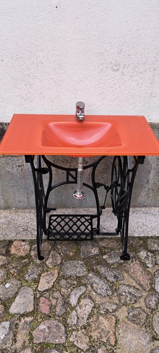 Vendo um lavatório usado com pé de maquina de costura