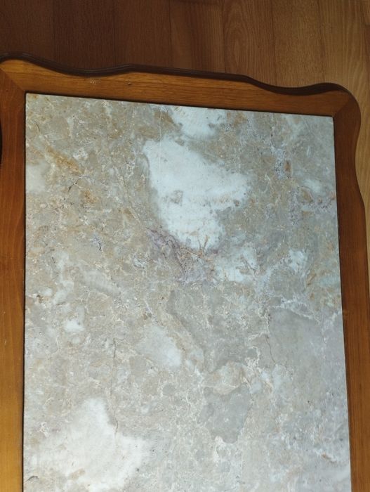 Mesa de apoio com pedra mármore.