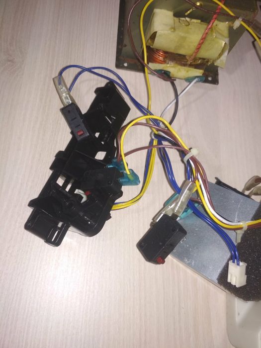 Запчасти микроволновки Ariston MWH 2021