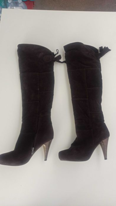 sapatos, botas tacão e compensados